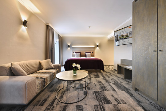 Chambre familiale - Salon et grand lit